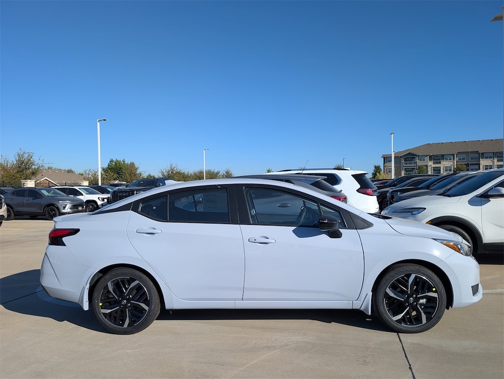 New 2025 Nissan Versa 1.6 SR Sedan