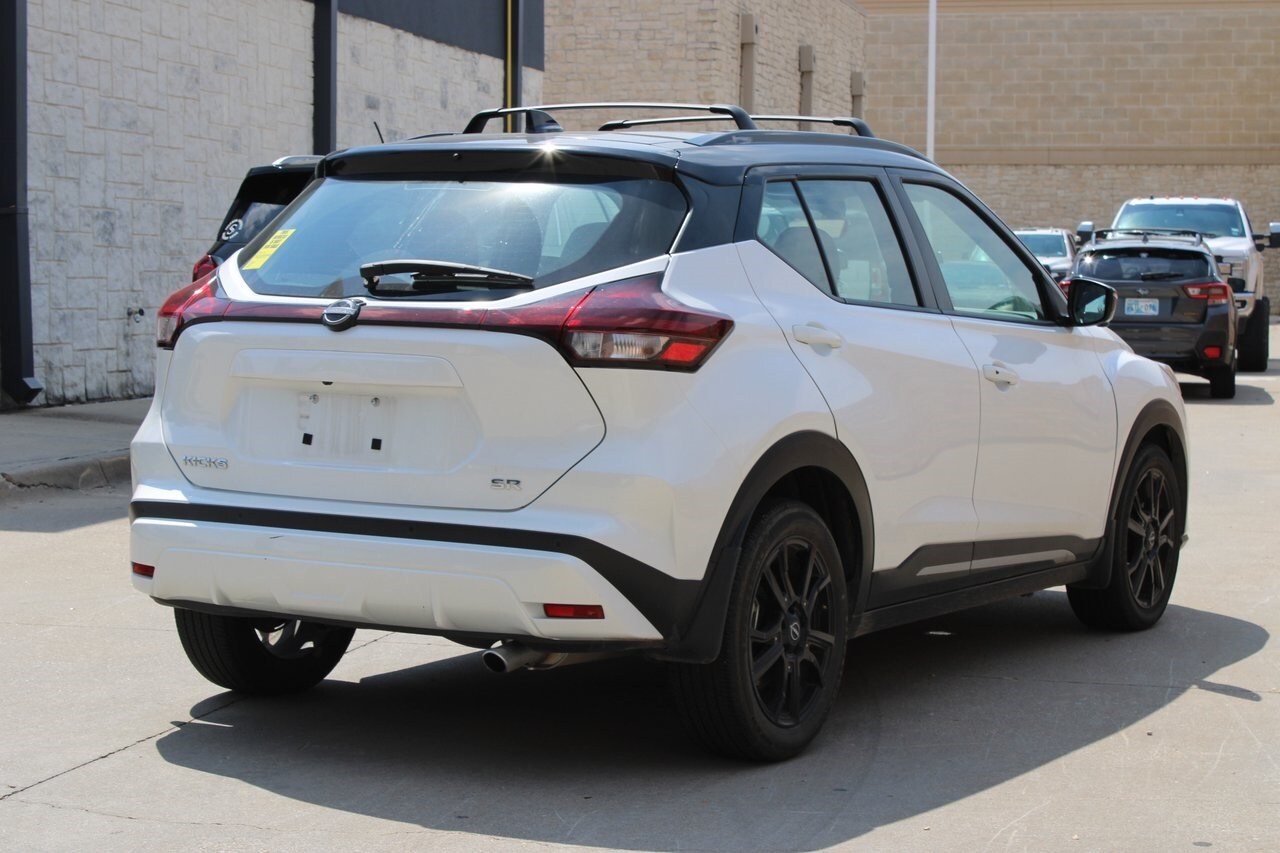 2023 Nissan Kicks SR photo 2