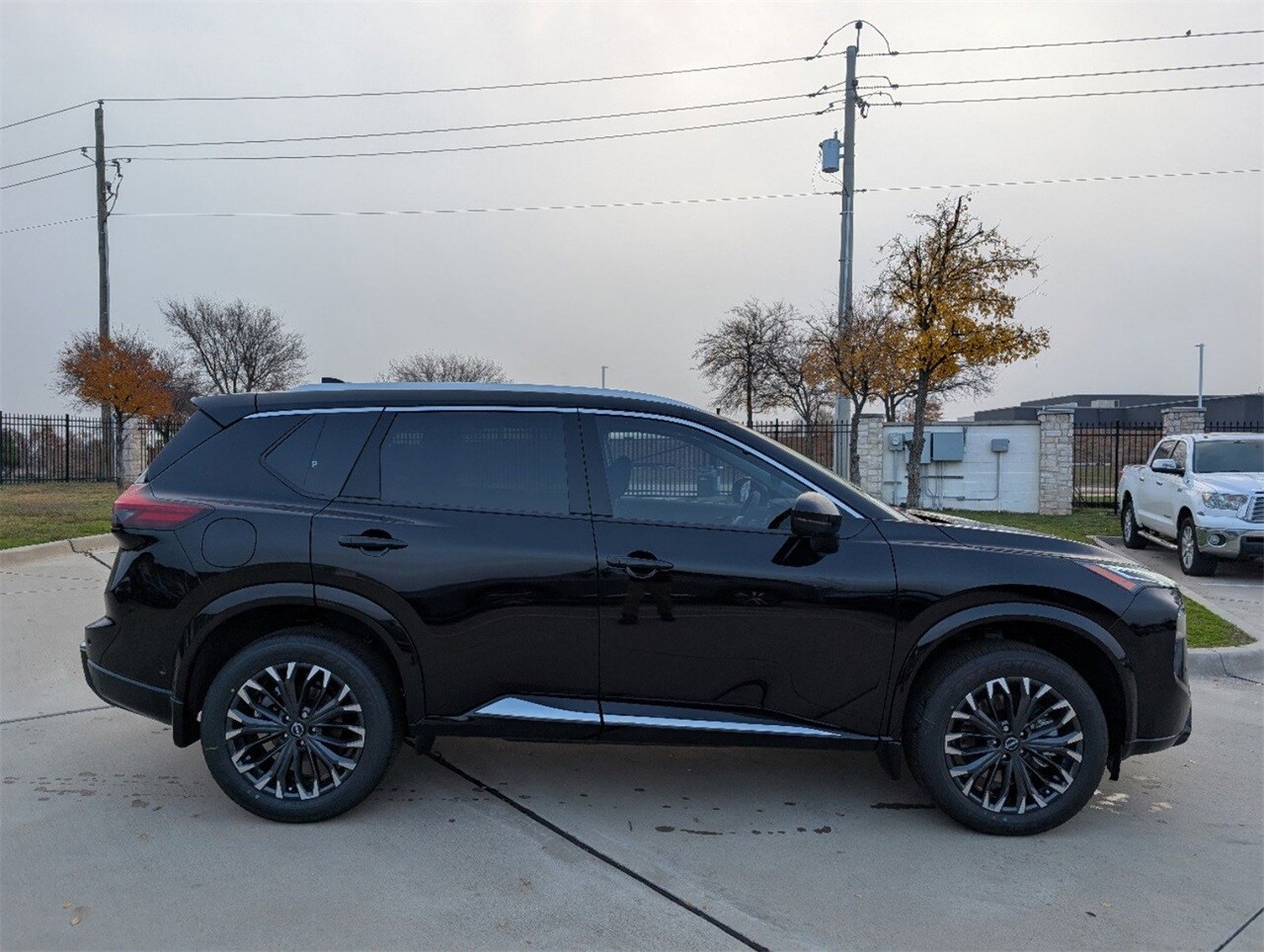 2025 Nissan Rogue Platinum photo 2