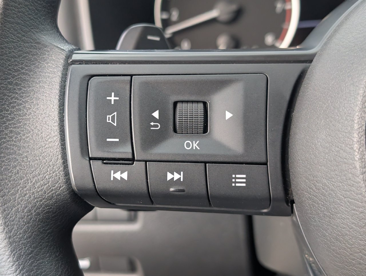 2024 Nissan Rogue SV thumbnail 23