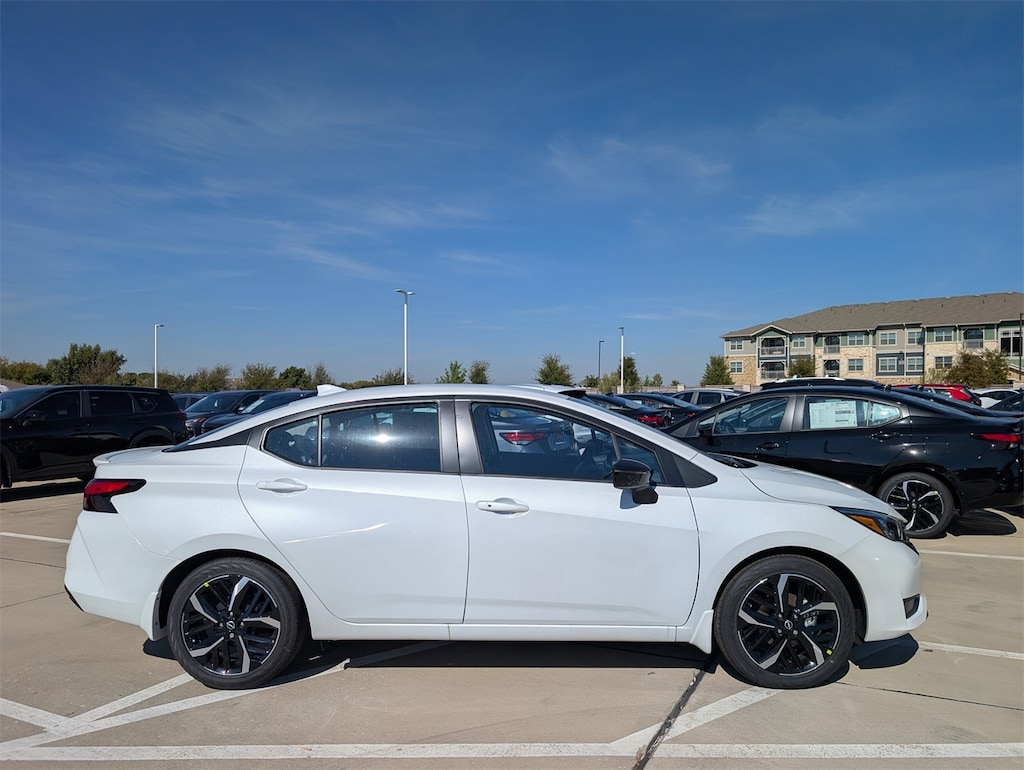 New 2025 Nissan Versa 1.6 SR Sedan