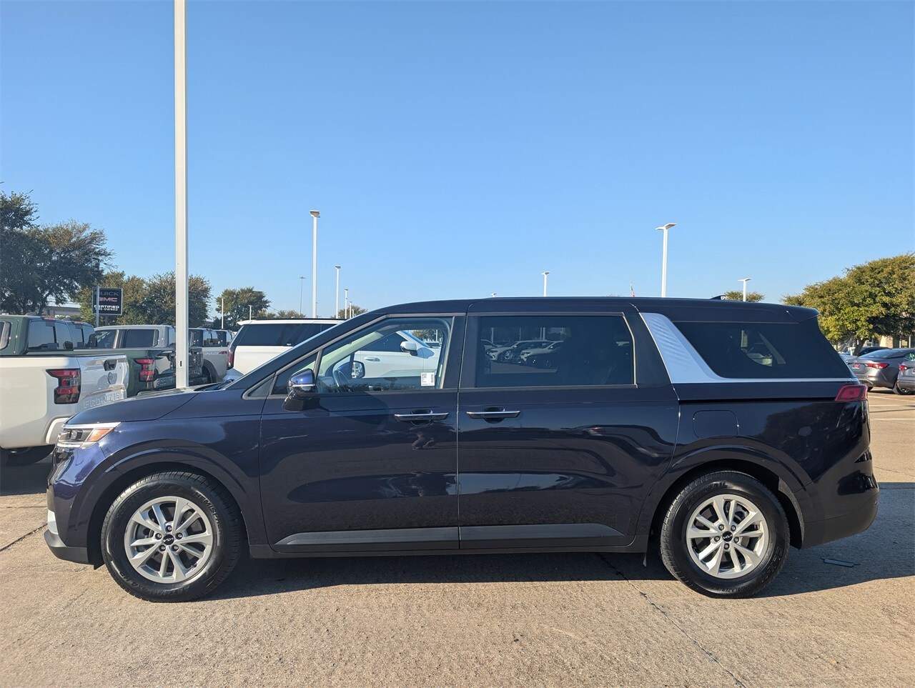 2024 Kia Carnival LX photo 3
