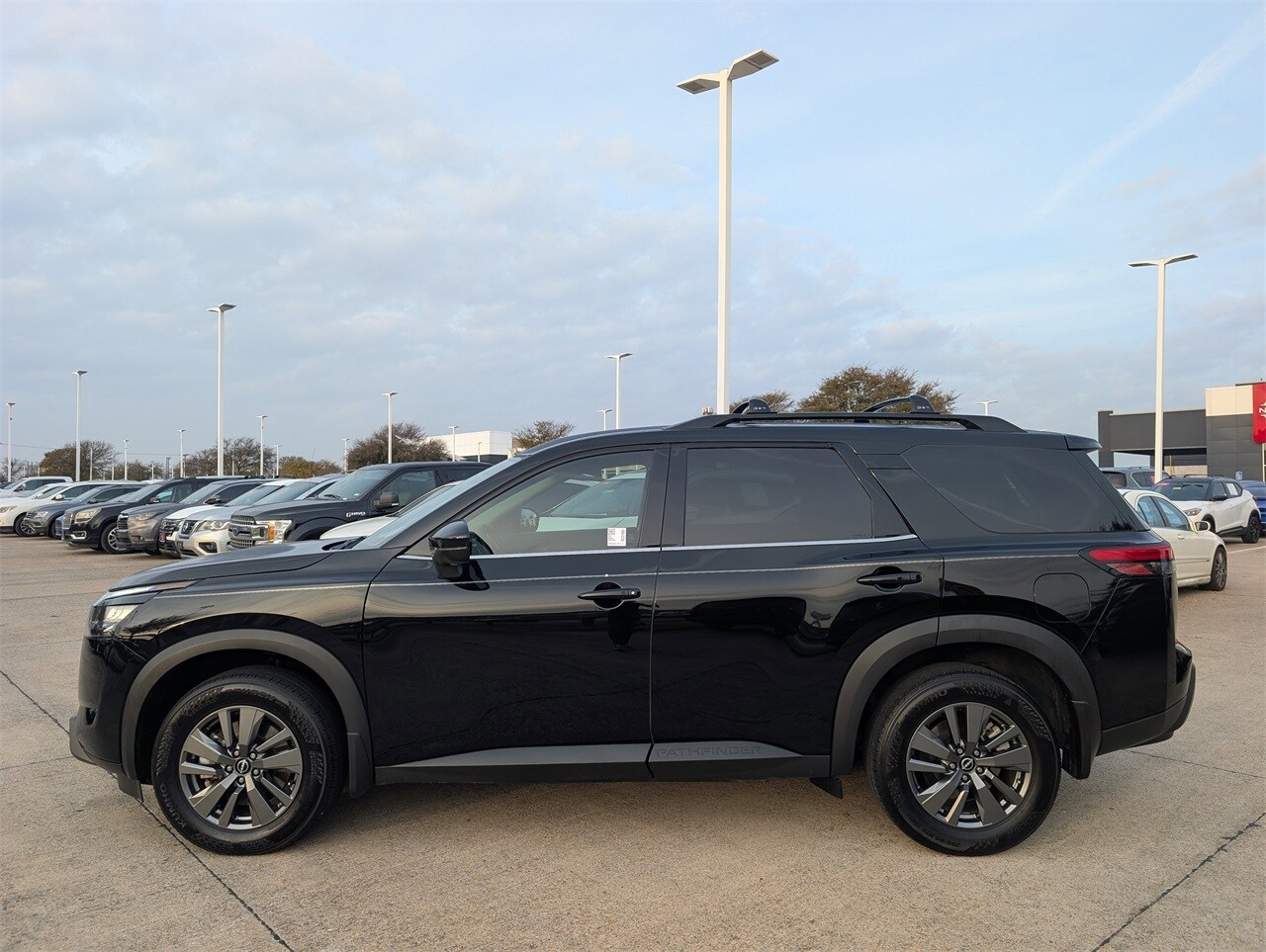 2024 Nissan Pathfinder SV photo 3