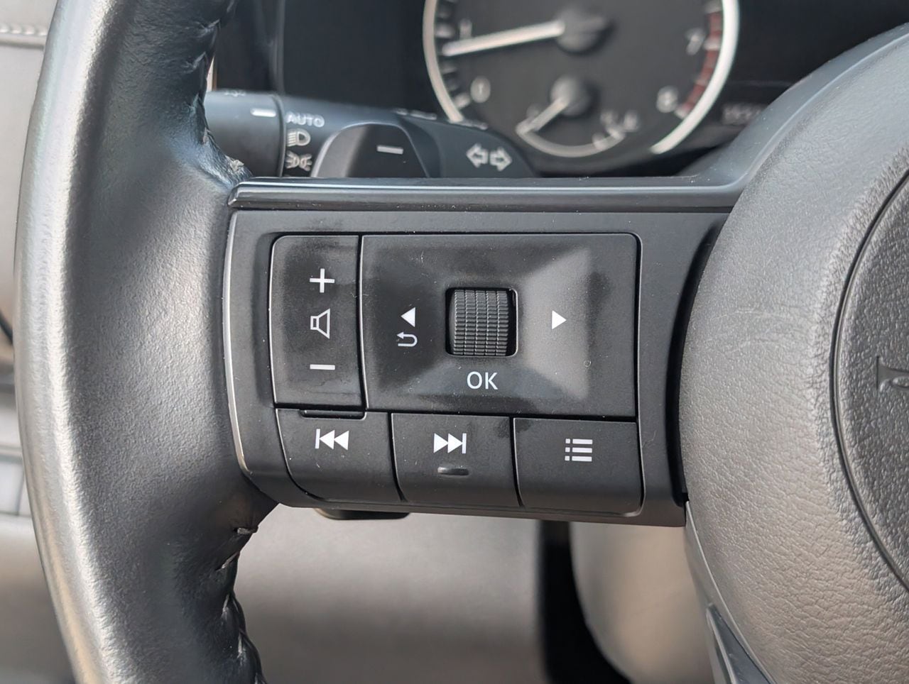 2025 Nissan Pathfinder SV - Photo 23