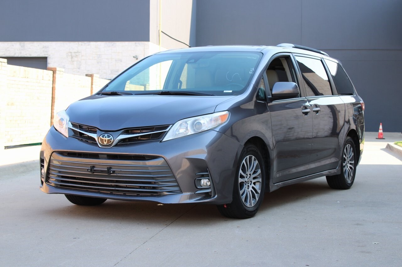 2020 Toyota Sienna XLE photo 2