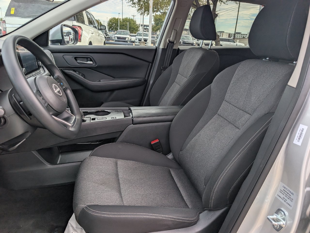 2024 Nissan Rogue SV thumbnail 25