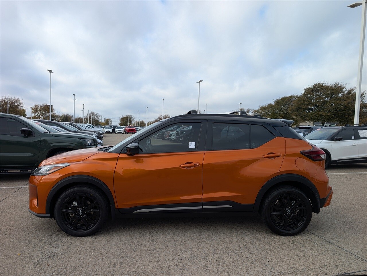 2024 Nissan Kicks SR photo 3