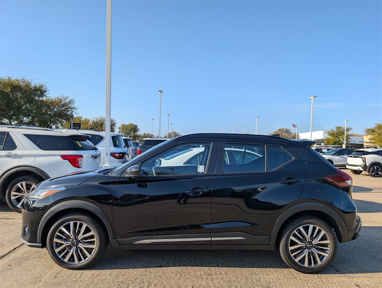 2024 Nissan Kicks SR photo 2
