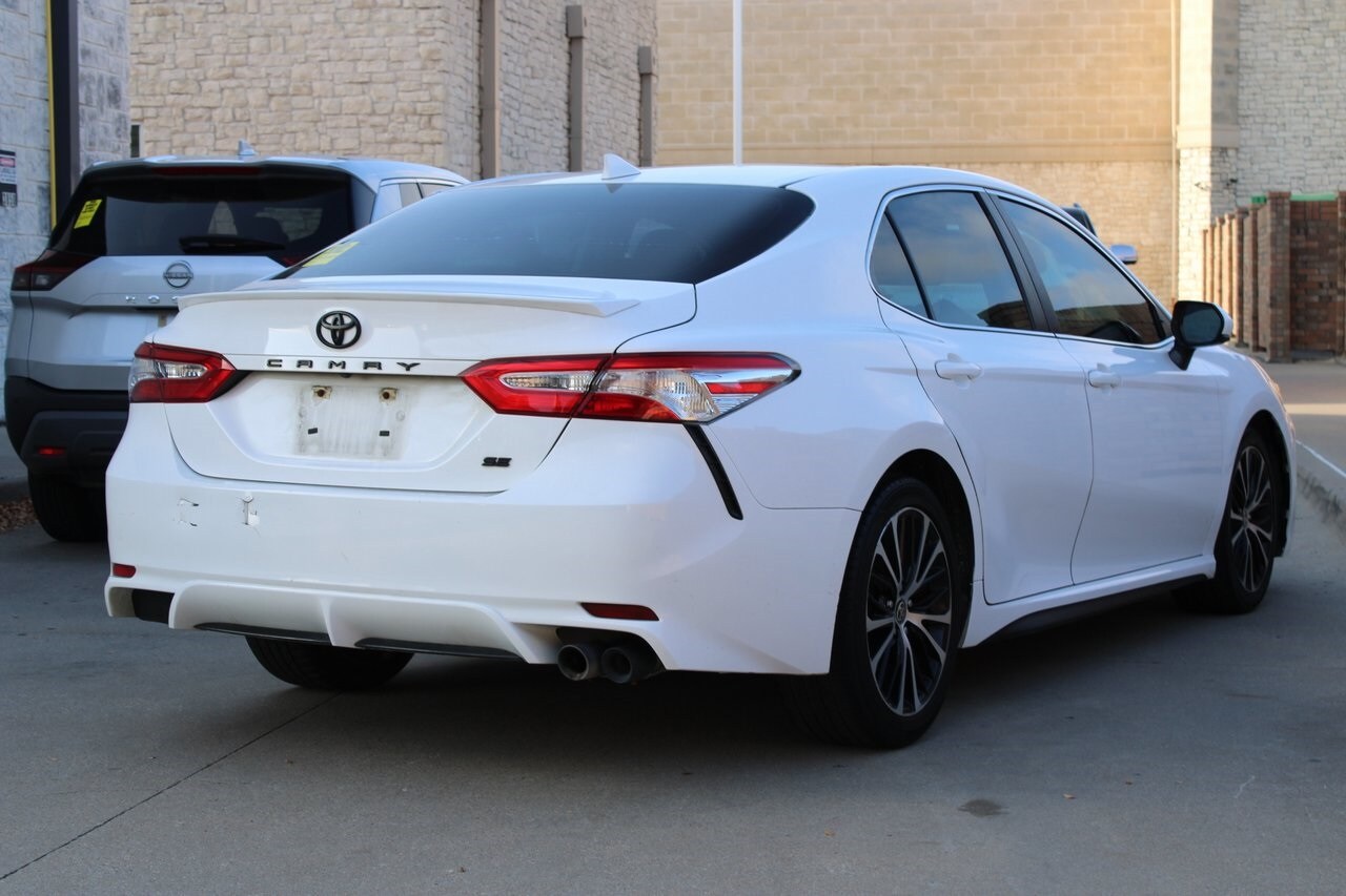 2020 Toyota Camry SE photo 3