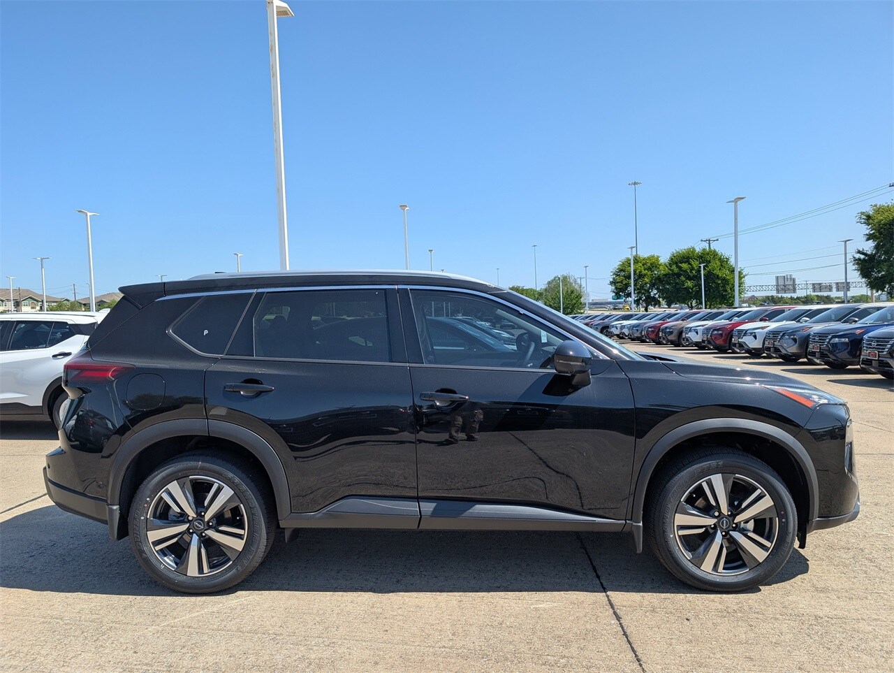 2025 Nissan Rogue SL photo 3