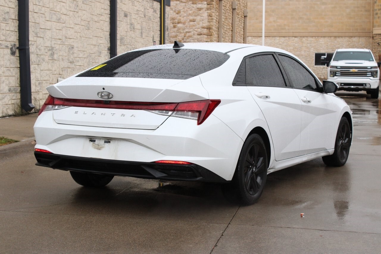 2021 Hyundai Elantra SEL photo 3