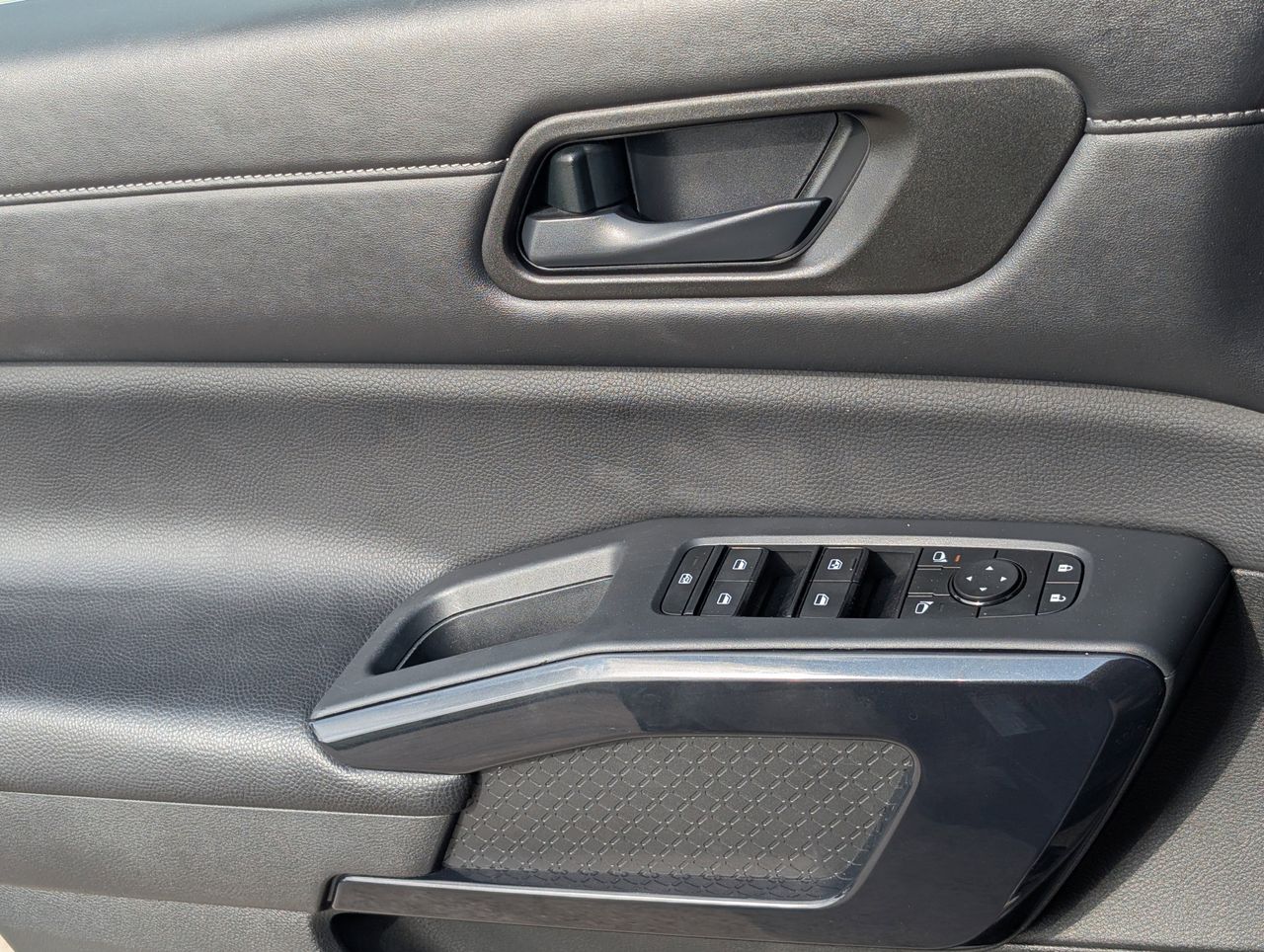 2025 Nissan Pathfinder SV - Photo 25
