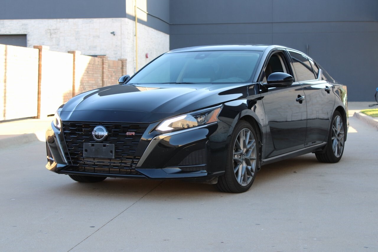 2023 Nissan Altima SR photo 2