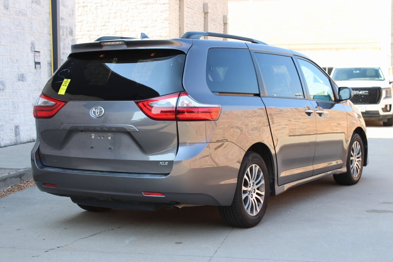 2020 Toyota Sienna XLE photo 3