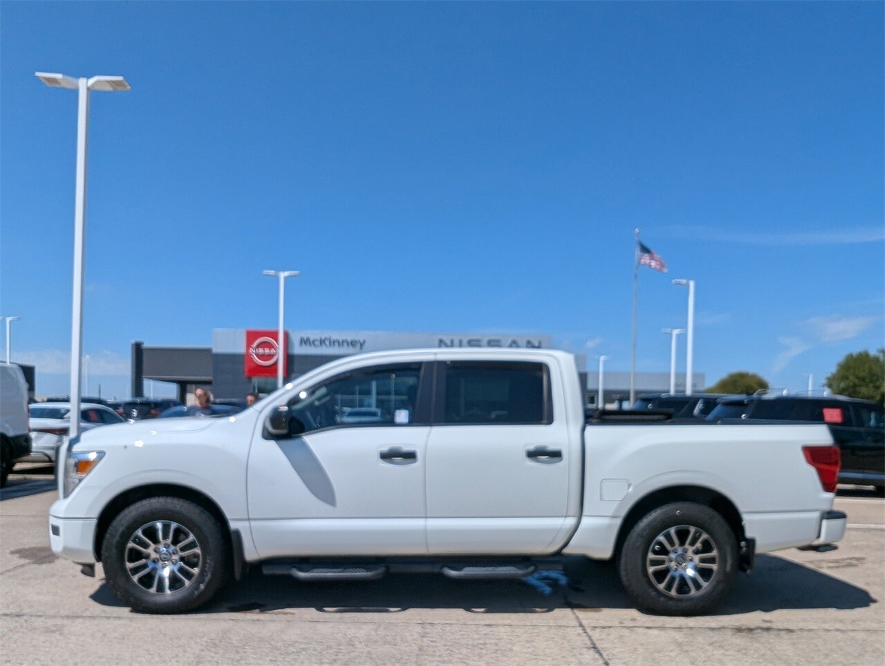 2023 Nissan Titan SV photo 2