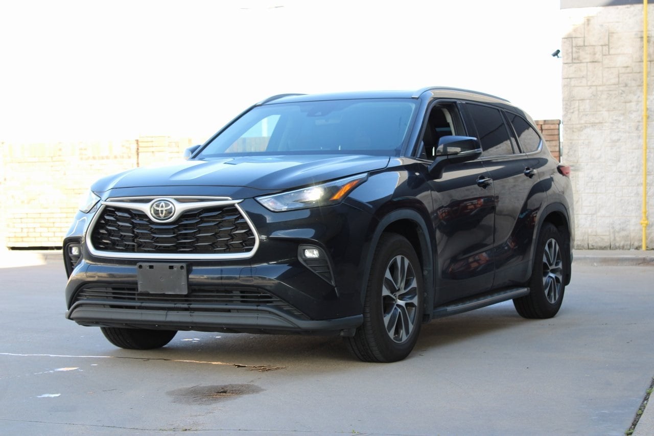 Used 2022 Toyota Highlander XLE with VIN 5TDGZRAH1NS549269 for sale in Mckinney, TX