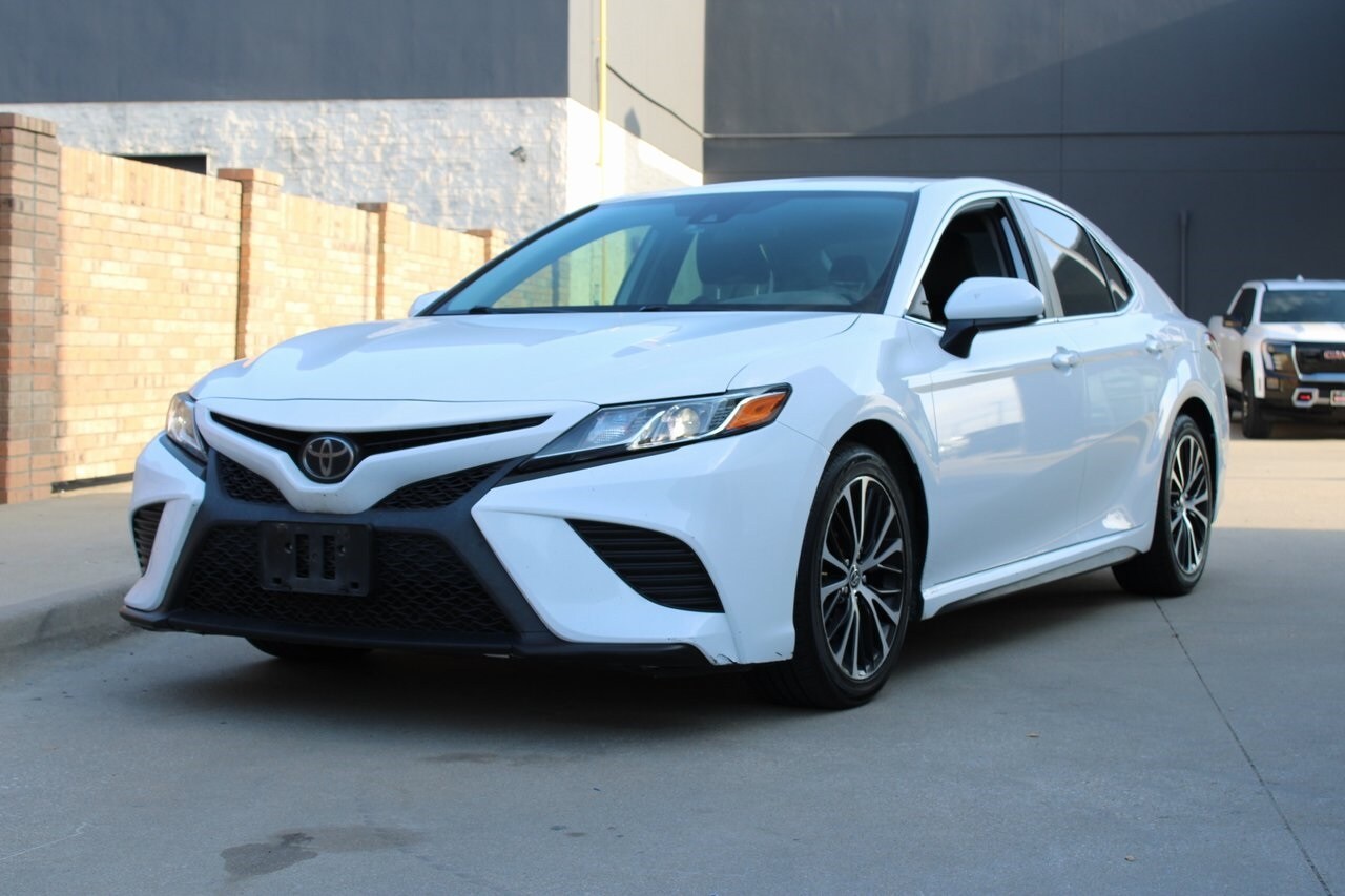 2020 Toyota Camry SE photo 2