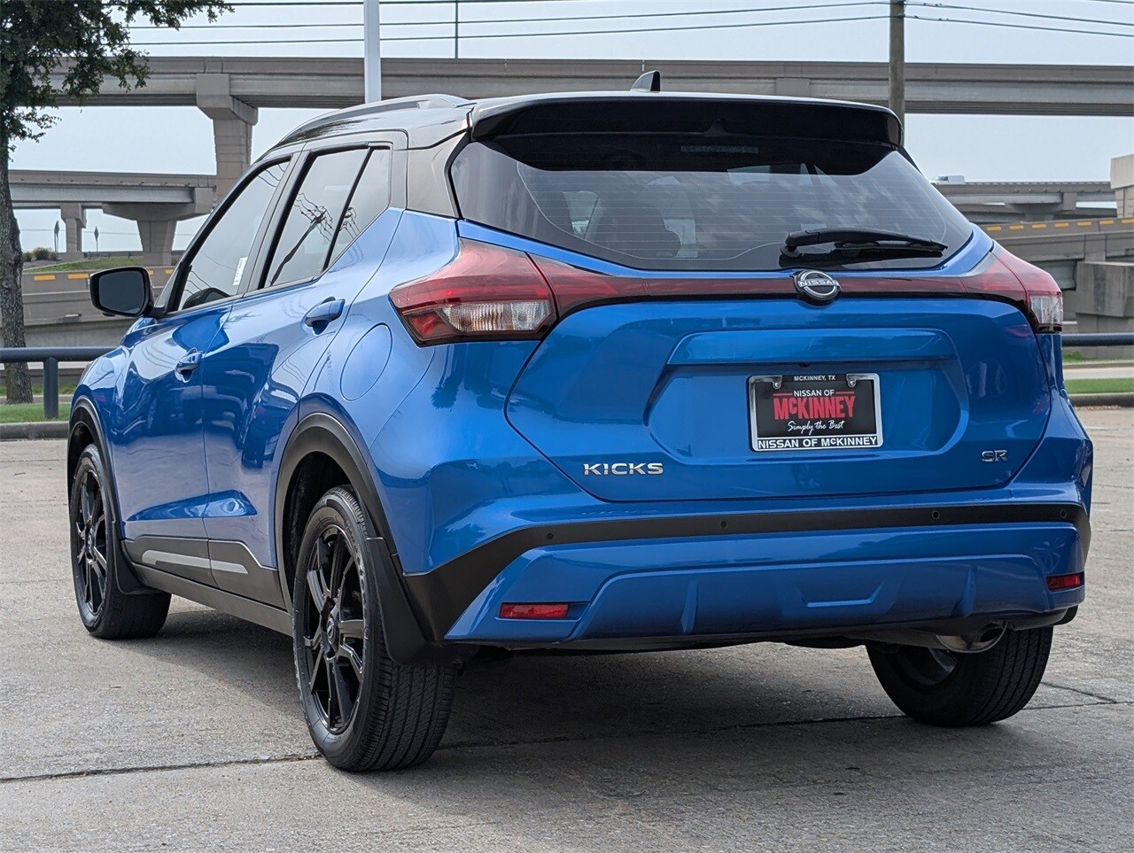 2023 Nissan Kicks SR photo 3