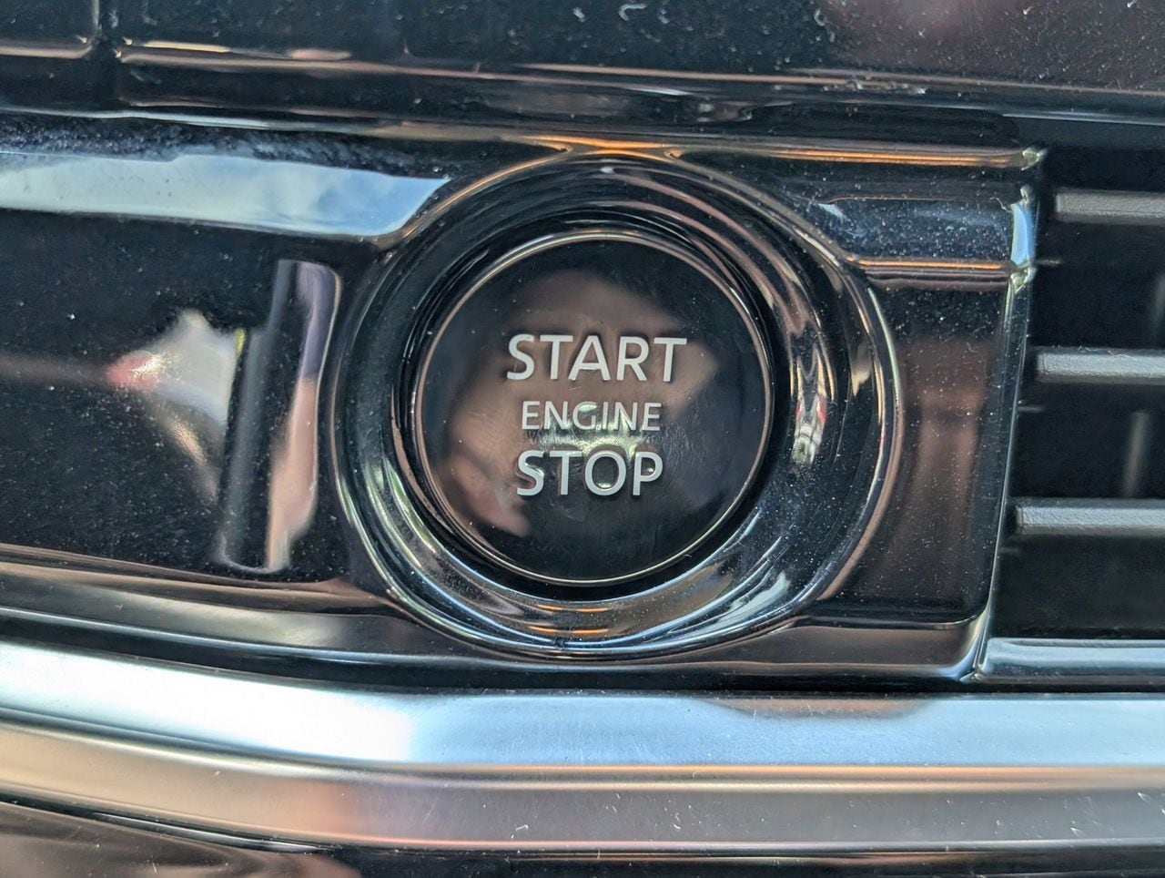 2025 Nissan Pathfinder SV - Photo 18