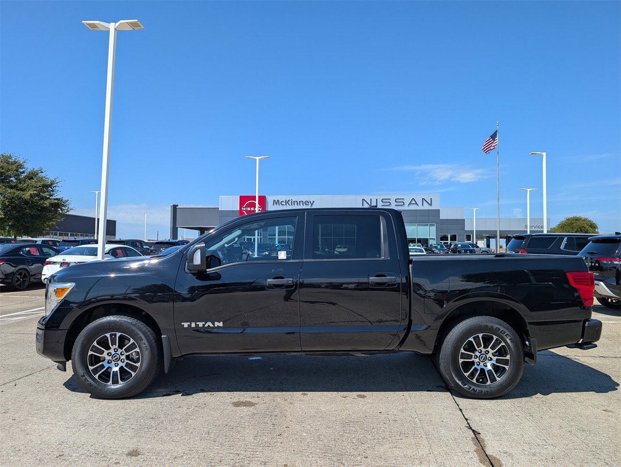 2024 Nissan Titan SV photo 2
