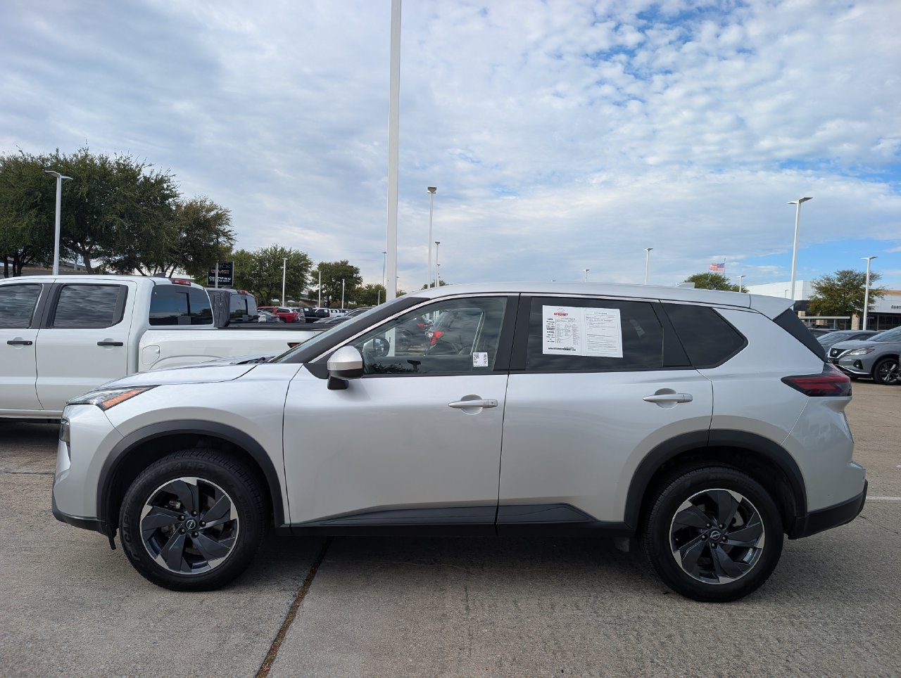 2024 Nissan Rogue SV thumbnail 3