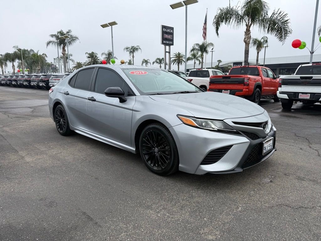 2019 Toyota Camry SE's photo