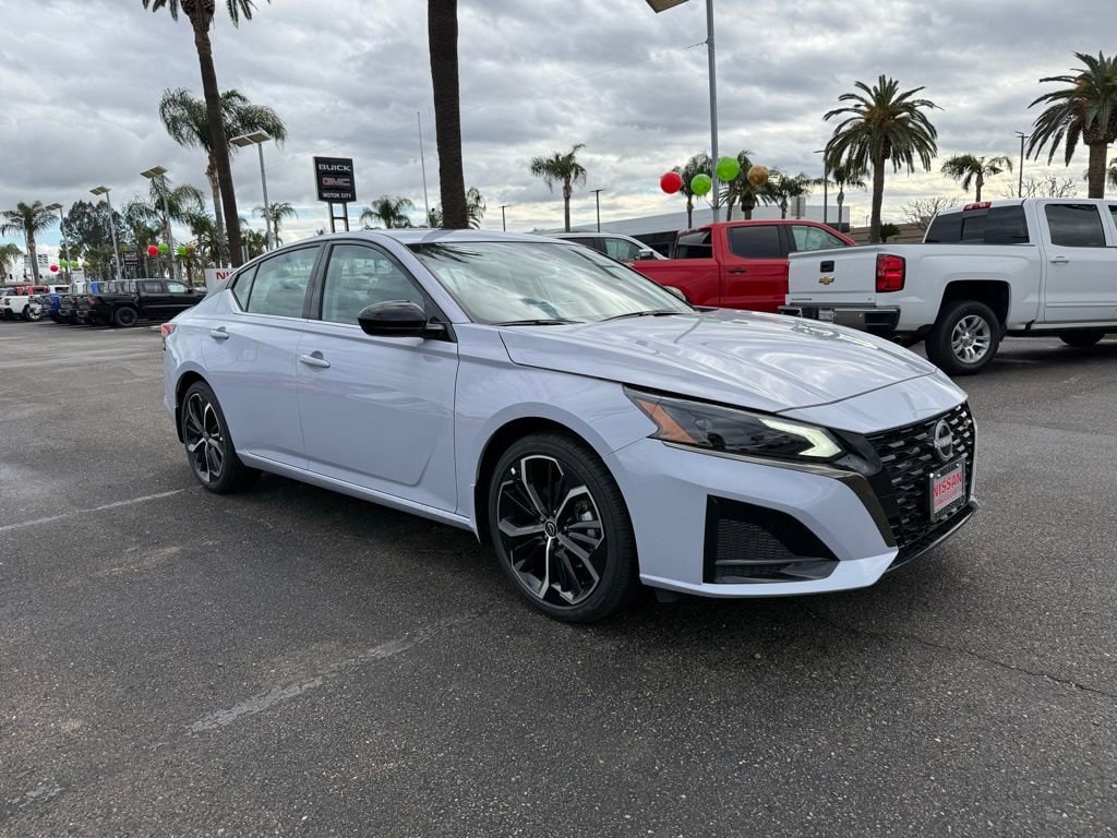 2025 Nissan Altima SR's photo