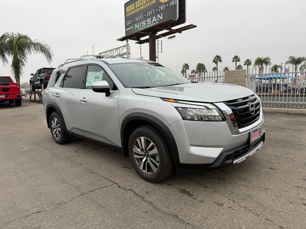 2025 Nissan Pathfinder SL's photo