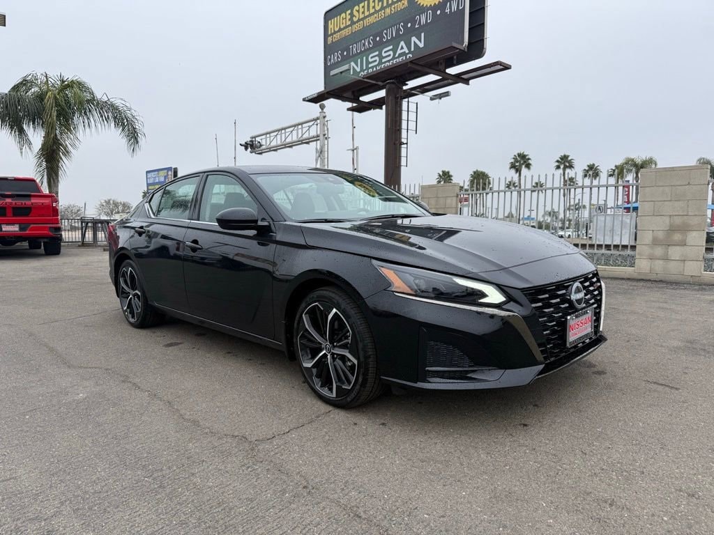 2025 Nissan Altima SR's photo