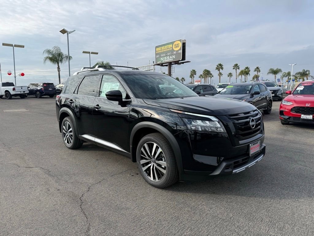 2025 Nissan Pathfinder Platinum's photo