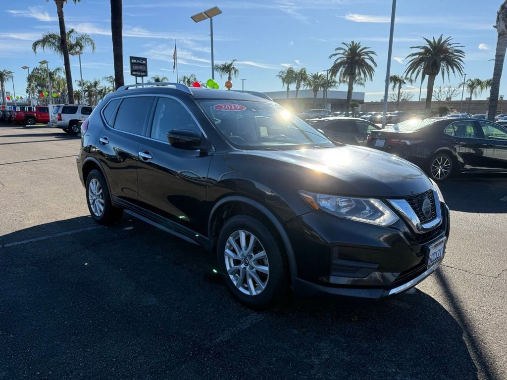 2019 Nissan Rogue SV's photo