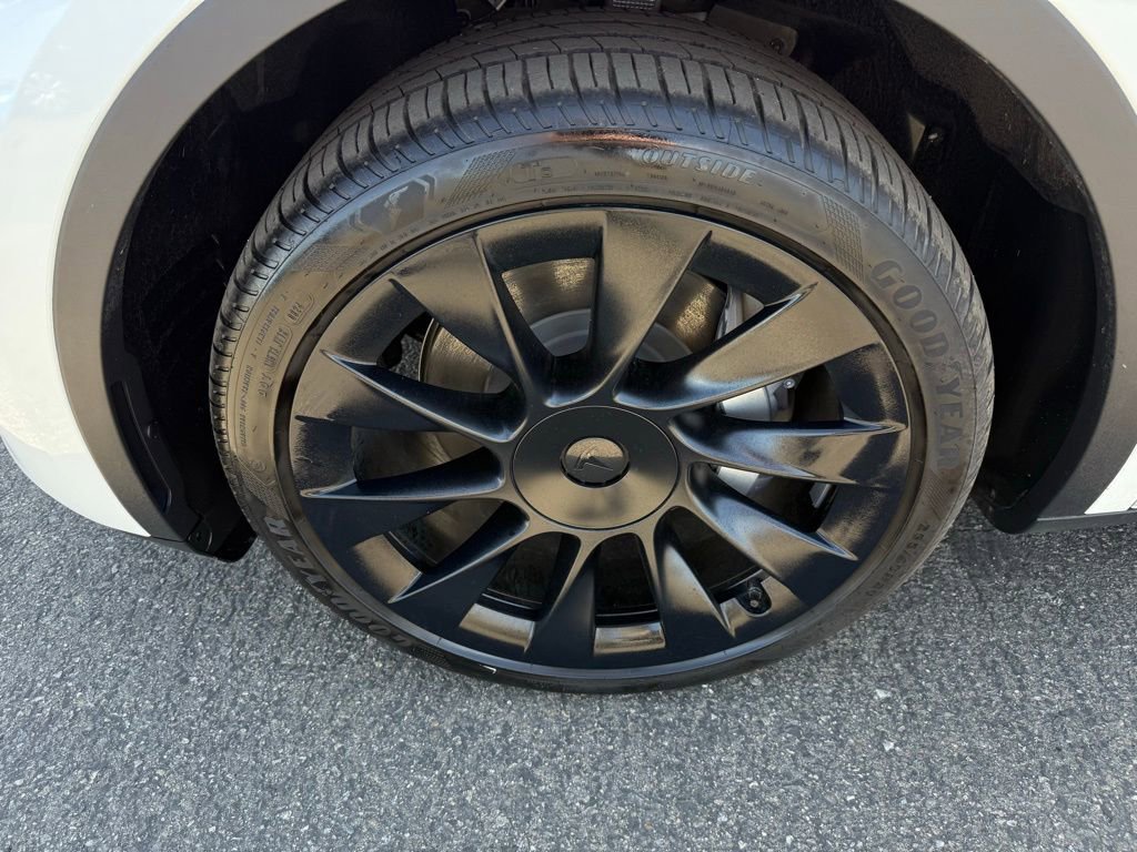 2024 Tesla Model Y Long Range photo 3