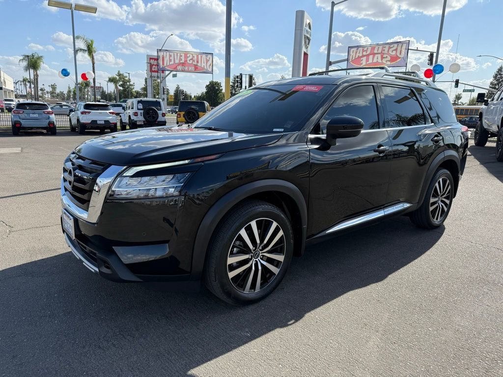 2023 Nissan Pathfinder Platinum photo 3