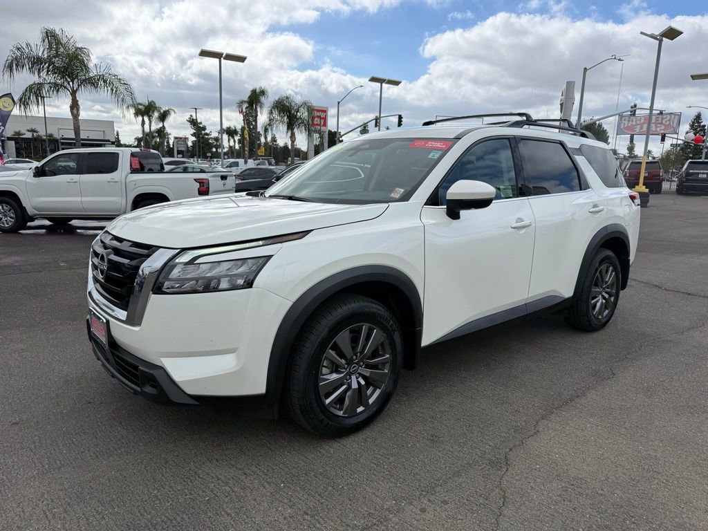 2023 Nissan Pathfinder SV photo 2