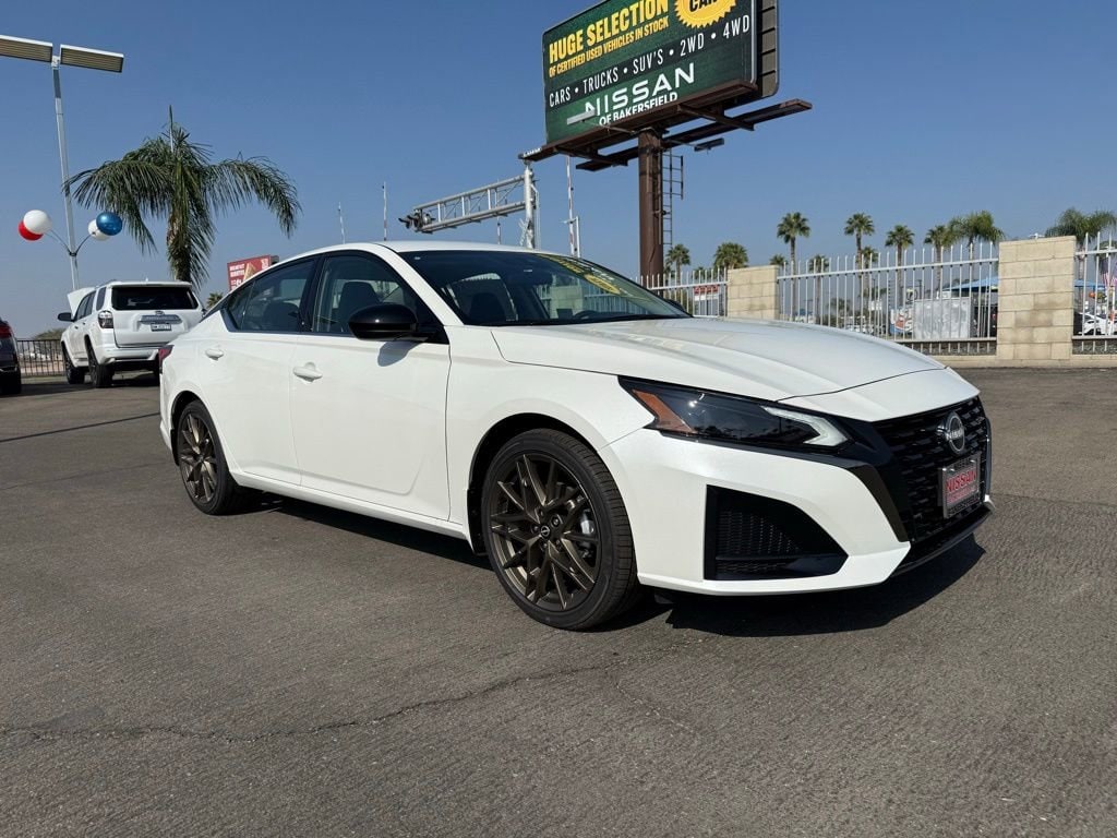 2025 Nissan Altima SR's photo