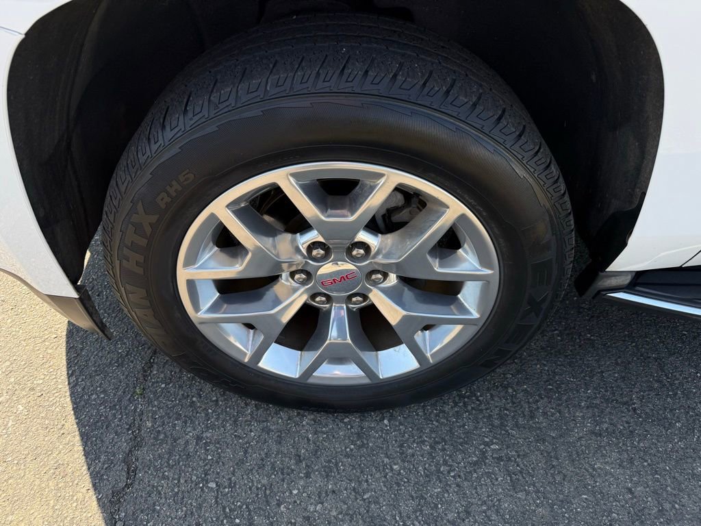 2017 GMC Yukon SLE photo 3