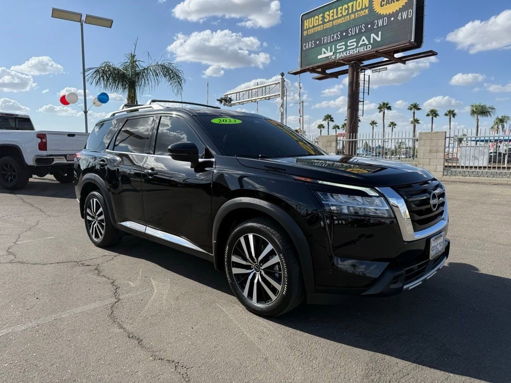 2023 Nissan Pathfinder Platinum's photo