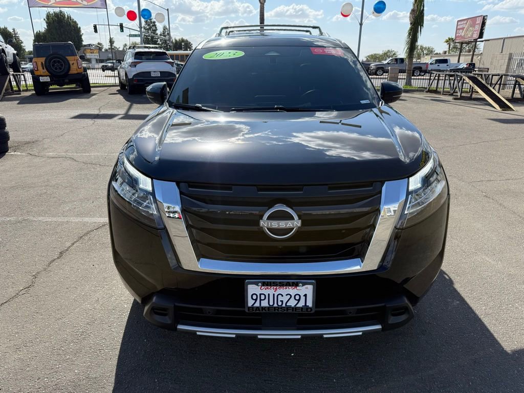 2023 Nissan Pathfinder Platinum photo 2