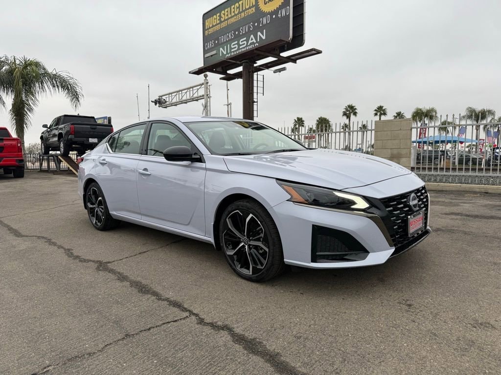 2025 Nissan Altima SR's photo