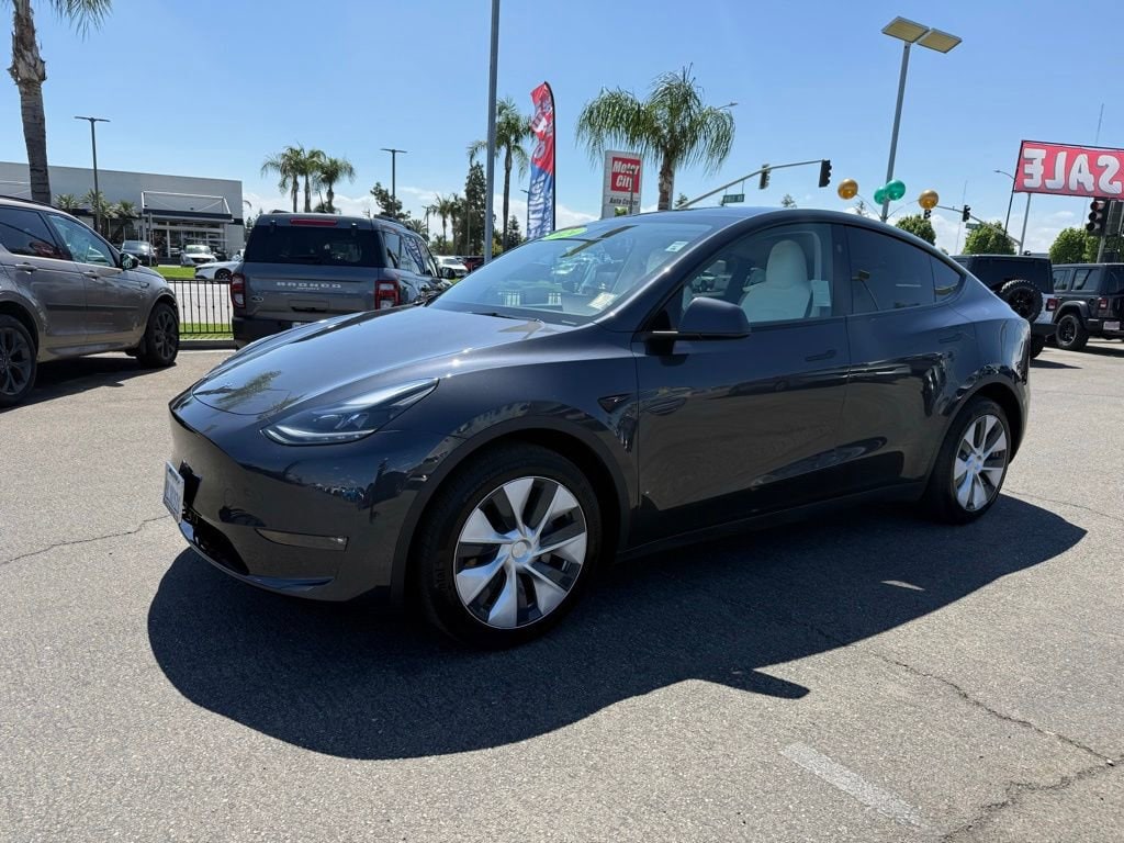 2024 Tesla Model Y Long Range photo 2
