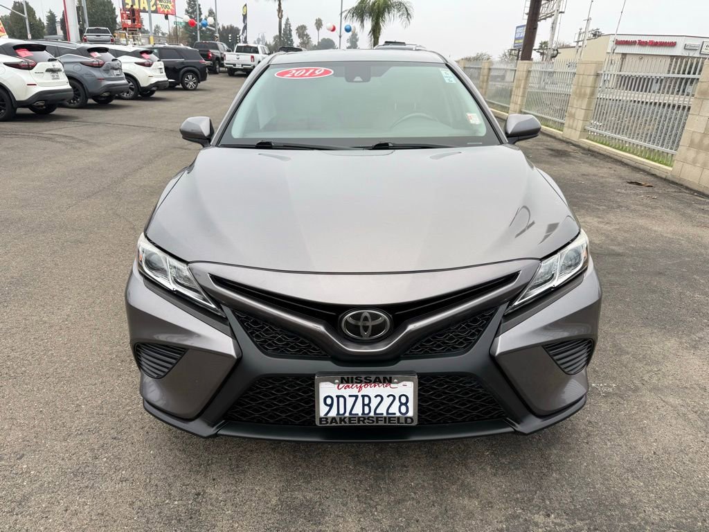 2019 Toyota Camry SE XLE photo 2