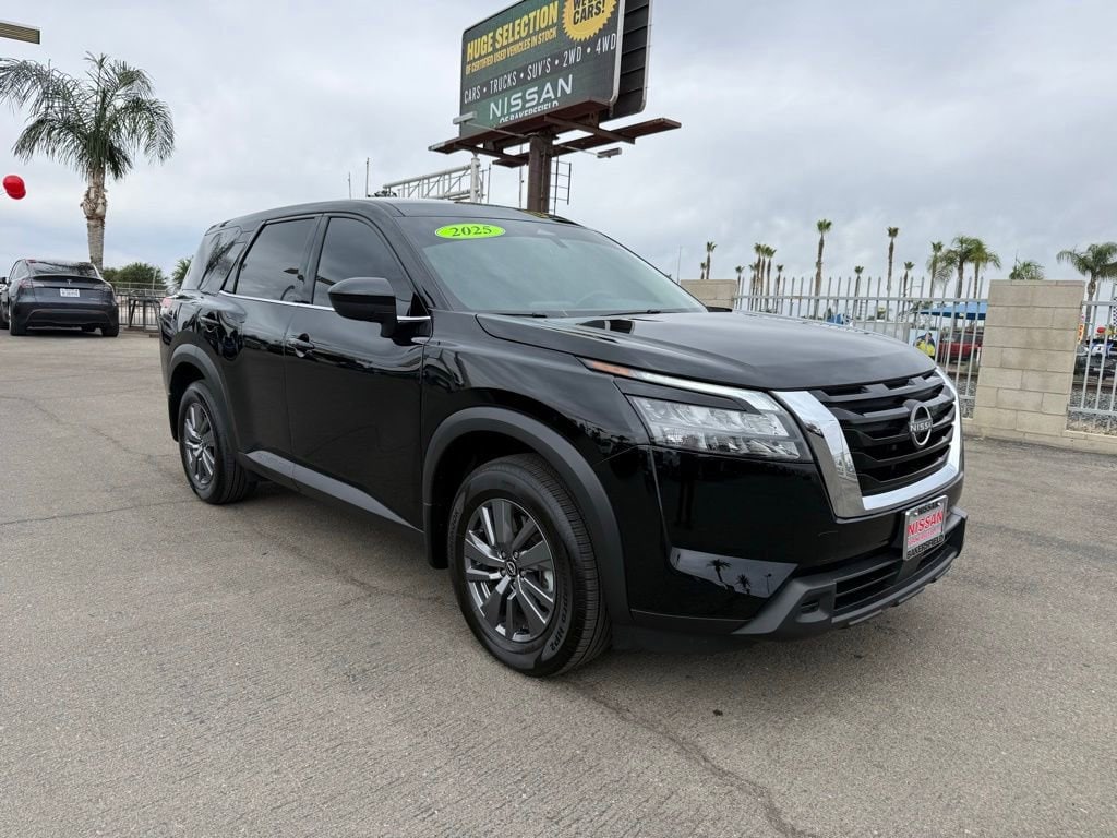 2025 Nissan Pathfinder S 2WD's photo
