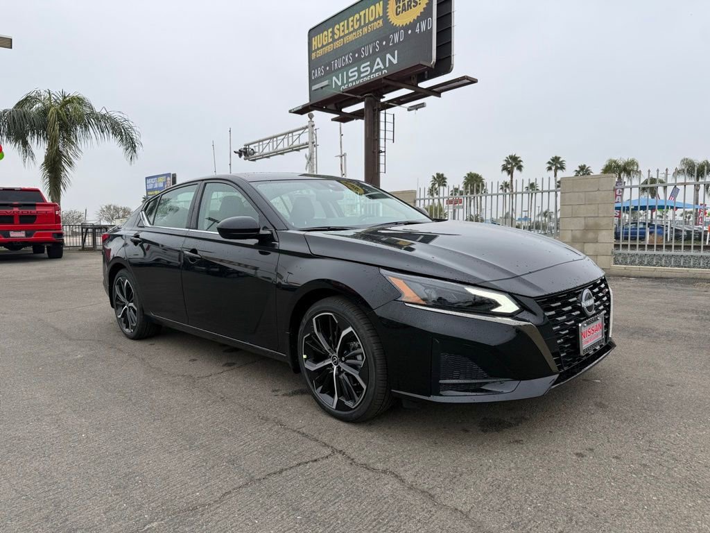 2025 Nissan Altima SR's photo