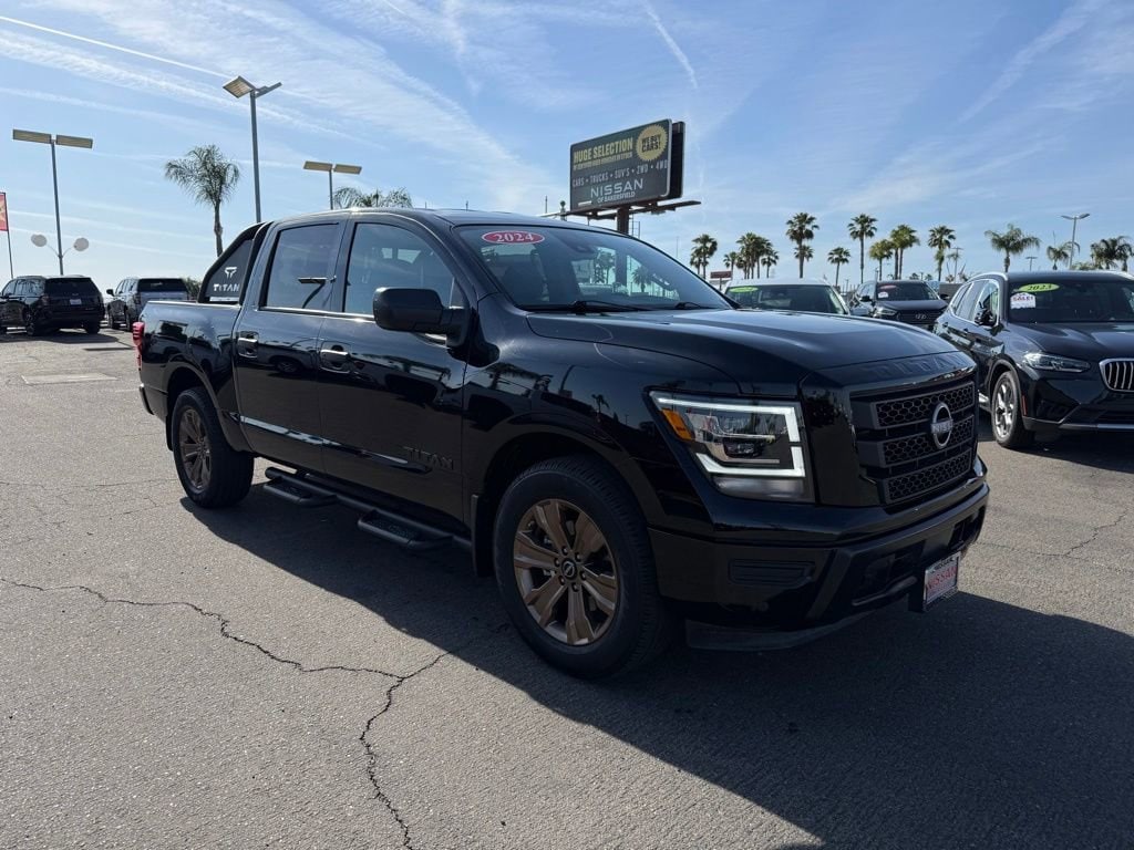 2024 Nissan Titan SV 4X2 Crew Cab's photo