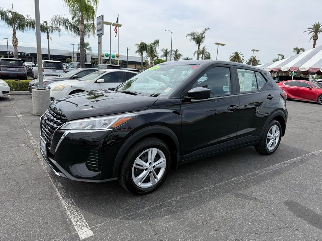2025 Nissan Kicks Play S photo 2