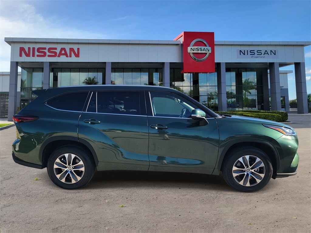 2024 Toyota Highlander LE photo 3