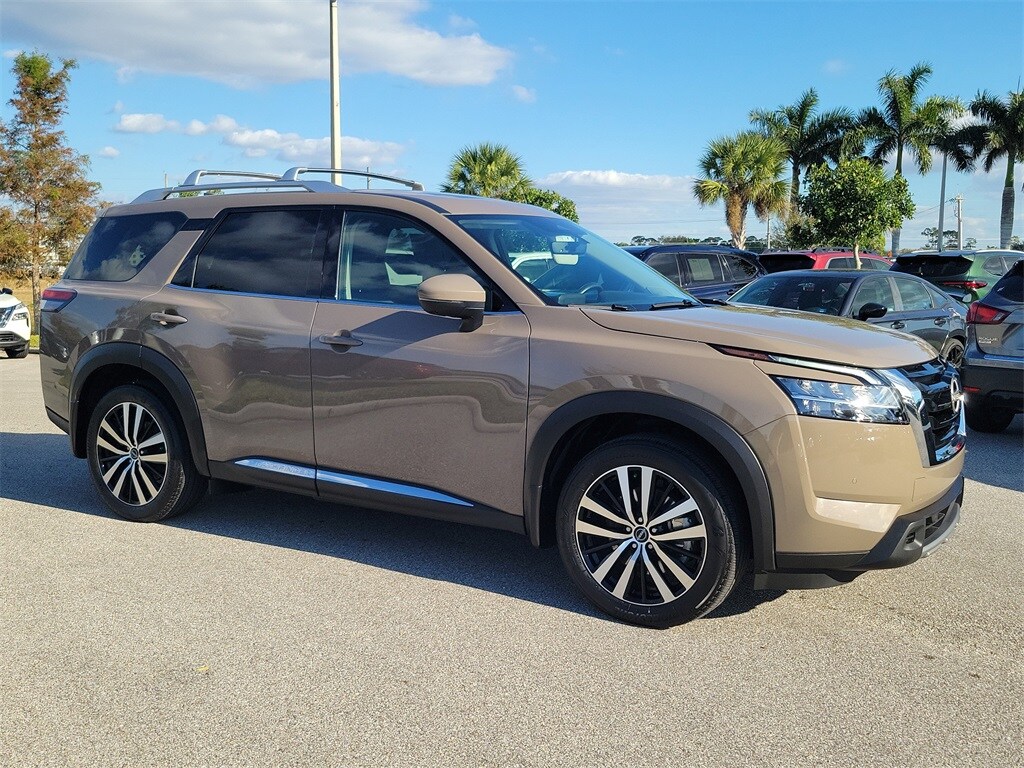 2024 Nissan Pathfinder Platinum photo 2
