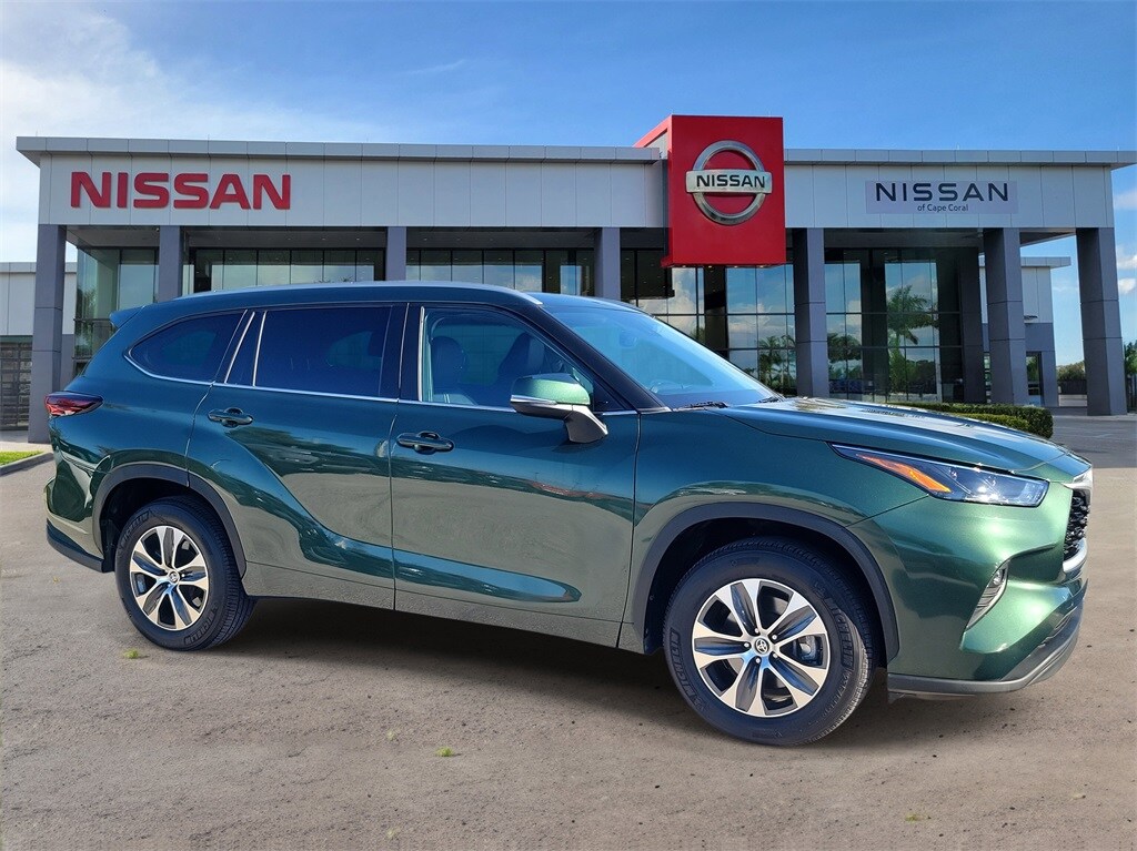 2024 Toyota Highlander LE photo 2