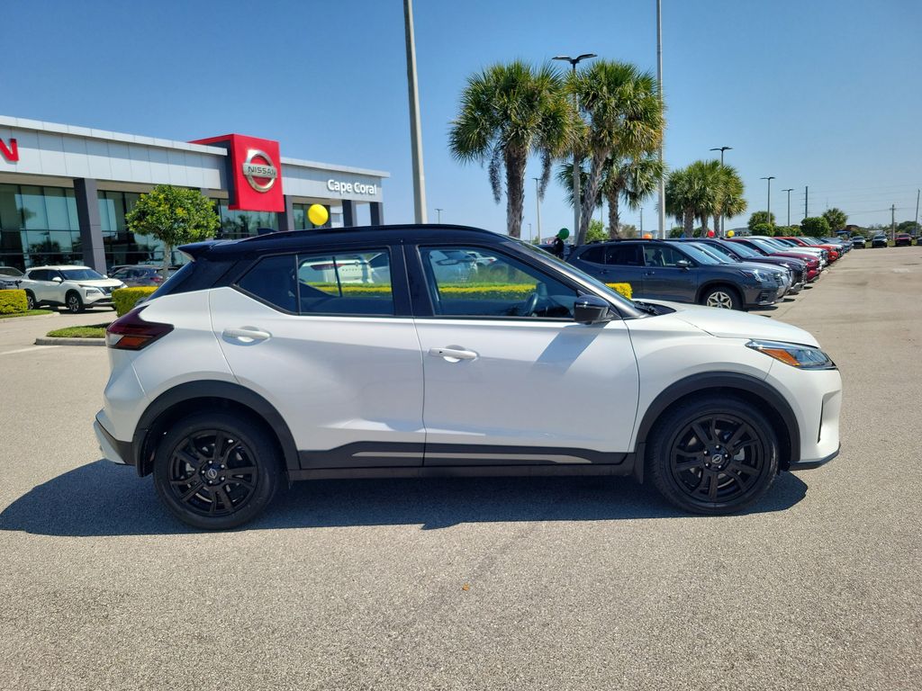 2024 Nissan Kicks SR photo 2