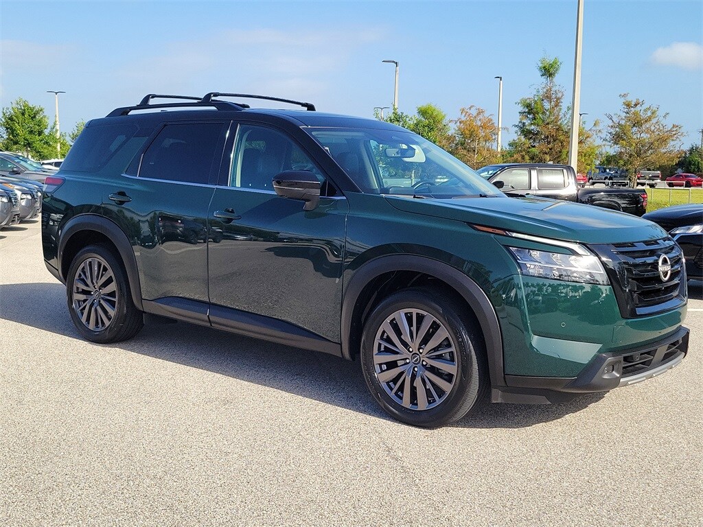 2023 Nissan Pathfinder SL photo 2